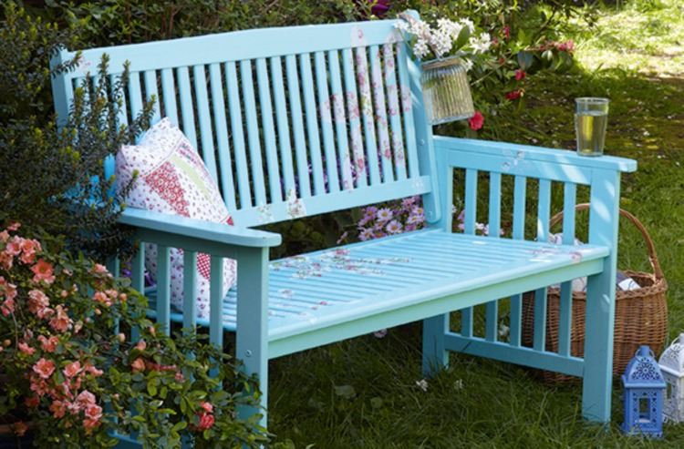 banco de jardim azul claro upcycling com decoração de flores e almofadas na posição externa