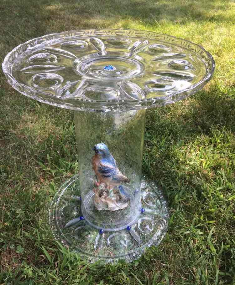 Banho para pássaros feito de vasos e tigelas de vidro