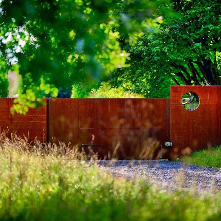 decoração de jardim feita de cerca de privacidade de ferrugem-design-moderno-jardim-minimalista