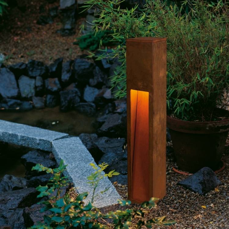 decoração de jardim-ferrugem-ferrugem-coluna-lâmpada-iluminação-lagoa-bambu