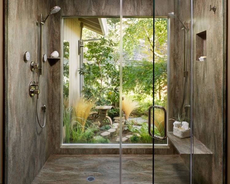banheiro com portas de vidro deslizantes que levam ao jardim
