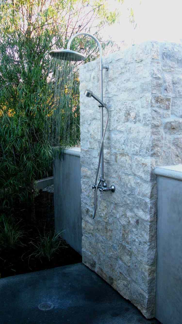 pedra natural como uma tela de privacidade nas paredes do chuveiro do jardim