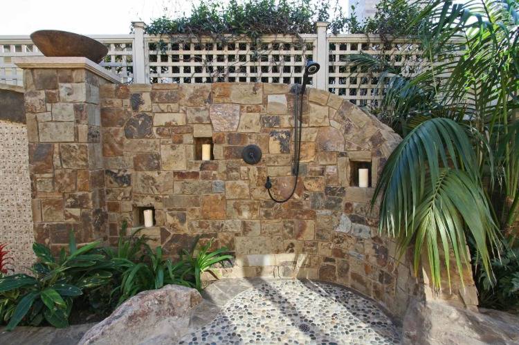 piso de seixo e lajes de pedra rústica como revestimento de parede, paredes de chuveiro de jardim