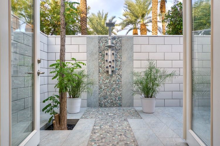 paredes de chuveiro de jardim moderno e azulejos e cascalho