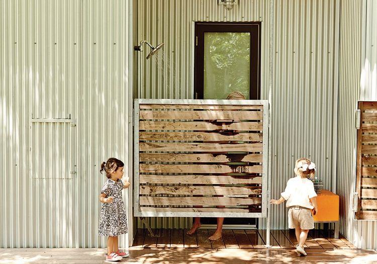 construir seu próprio jardim chuveiro externo jardim jardim área externa crianças curiosas madeira diy projeto tela de privacidade