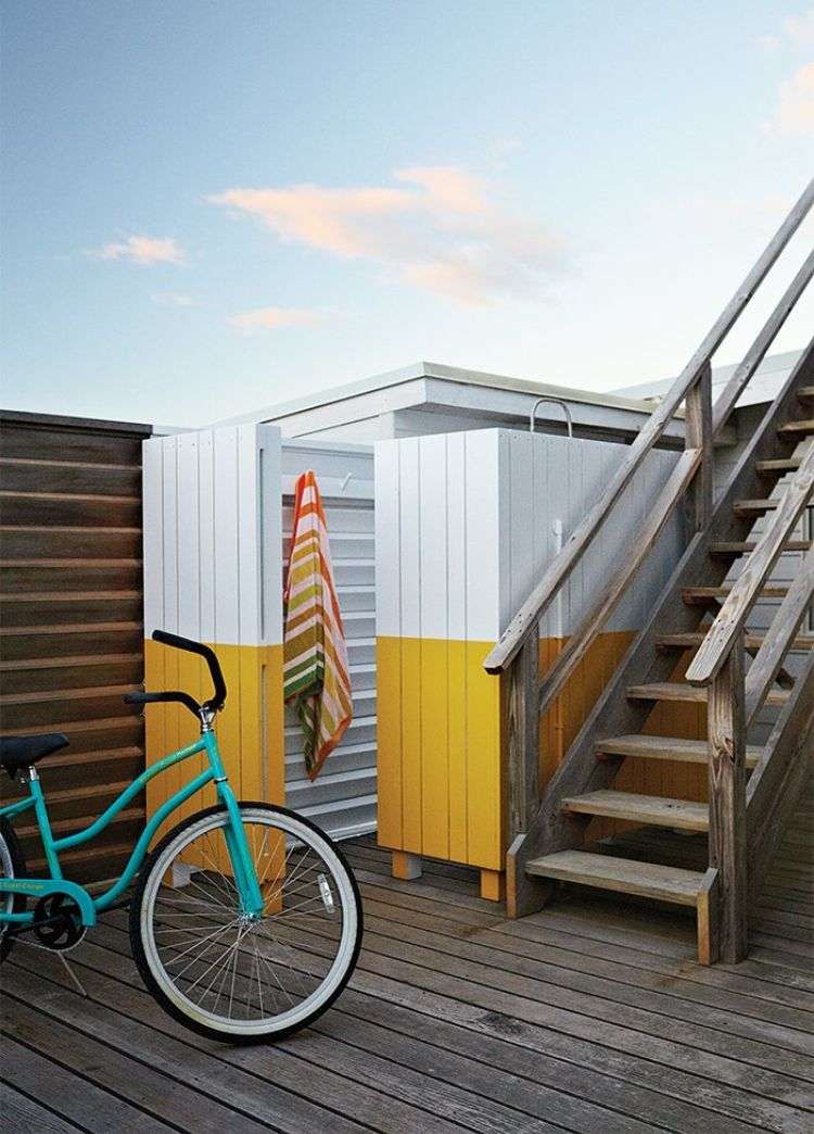 construa o seu próprio jardim chuveiro chuveiro ao ar livre jardim piscina ao ar livre chuveiros escadas de madeira bicicleta toalhas de banho cores