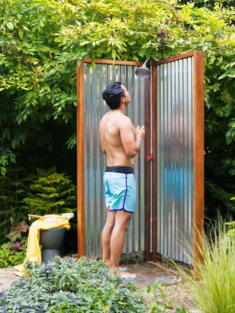construir seu próprio jardim chuveiro externo jardim área externa parede de asa ondulada plantas naturais chuveiro
