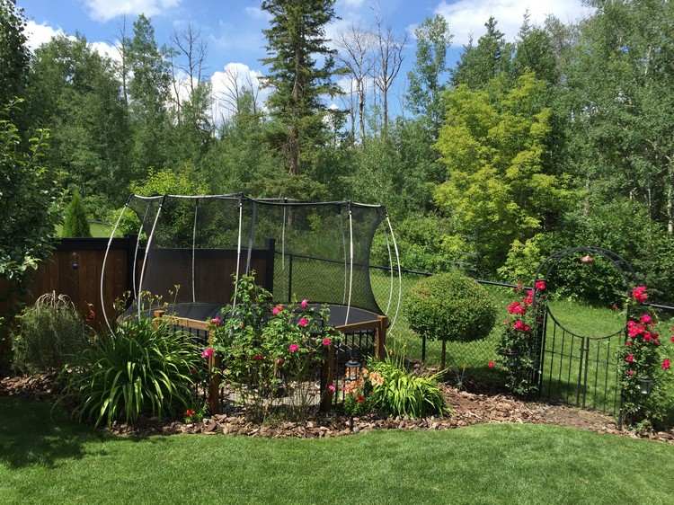 Faça um canto do jardim interessante para crianças de trampolim