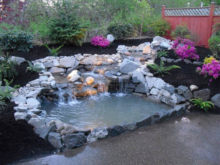 Crie um recanto de jardim com lago de jardim de água com cascata