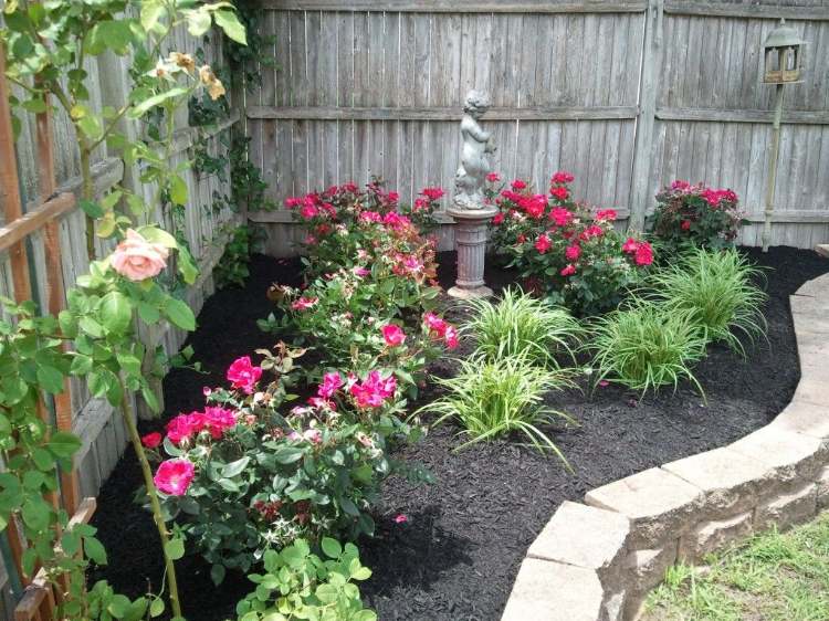 Desenho de canto de jardim com plantas rosas estatueta de jardim