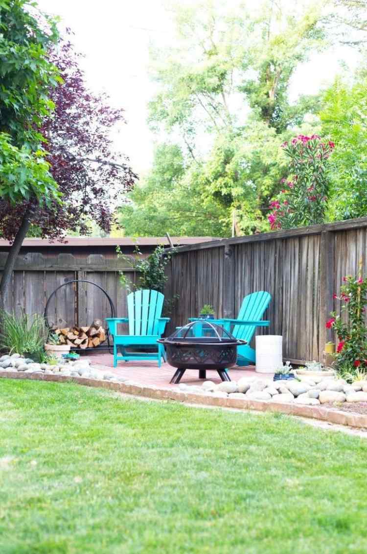 O canto do jardim cria uma pequena lareira na cerca