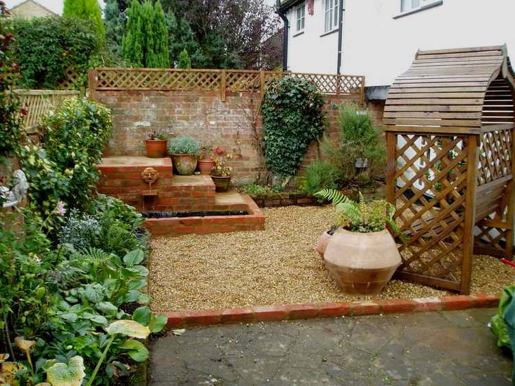 projeto de canto de jardim pequena fonte de plantas em vasos