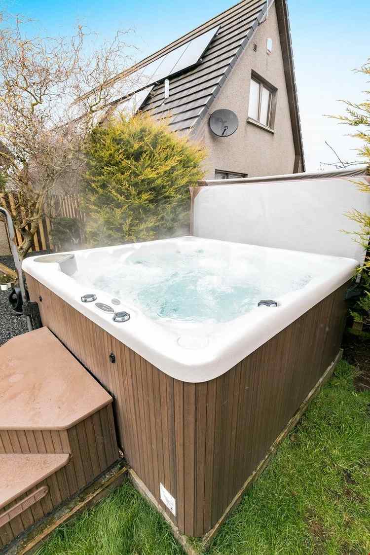 Luxo de design de canto de jardim na pequena banheira de hidromassagem