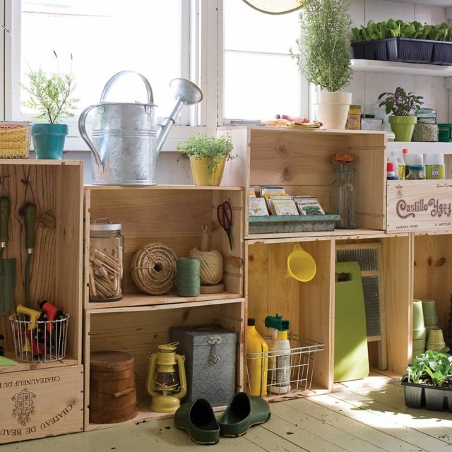 Faça seu próprio espaço de armazenamento, material de limpeza, plantas, regador