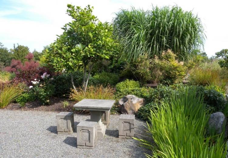 jardim design-japonês-country-mesa-banquinho-tijolo-pedra-cascalho-plantas