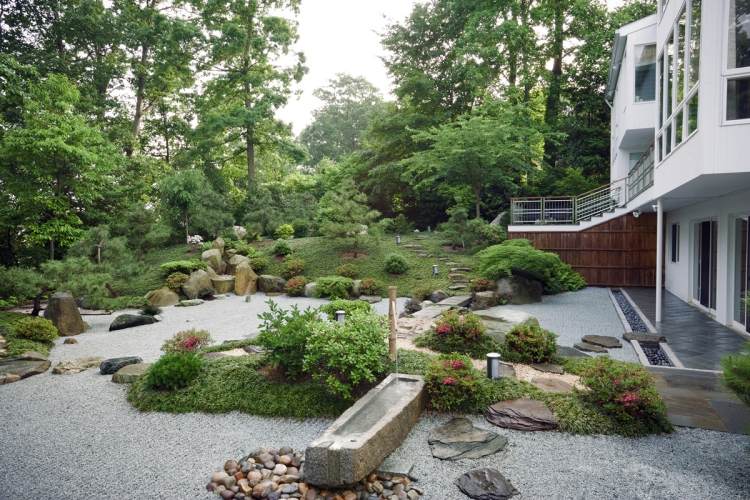 jardim design-japonês-casa de campo-cascalho-poço-rio pedras-arbustos
