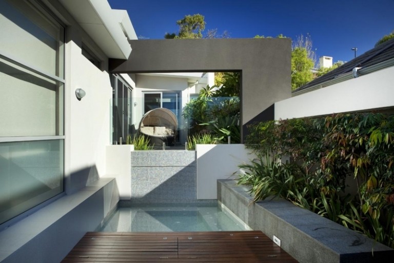 Ideias de jardim - lugares favoritos - parede de concreto - terraço de madeira verde