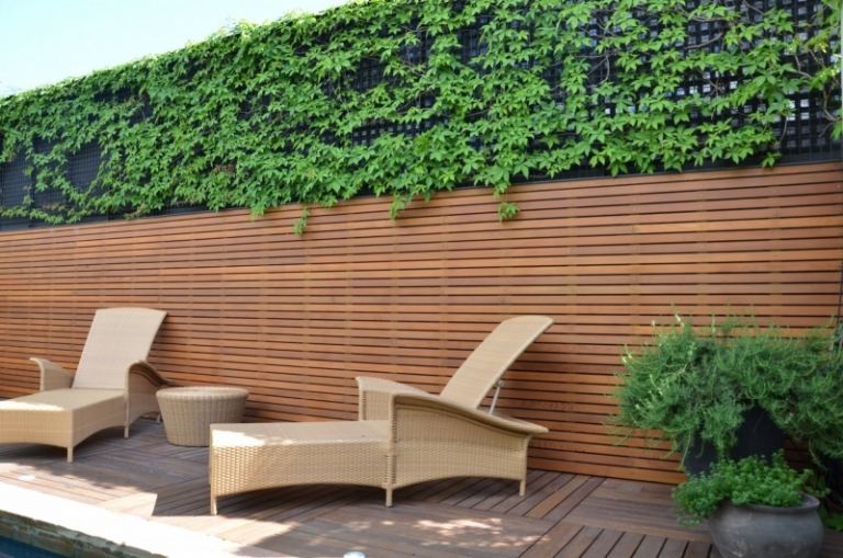 Ideias de jardim - lugares favoritos - piscina - espreguiçadeiras - cerca de madeira - plantas sebes