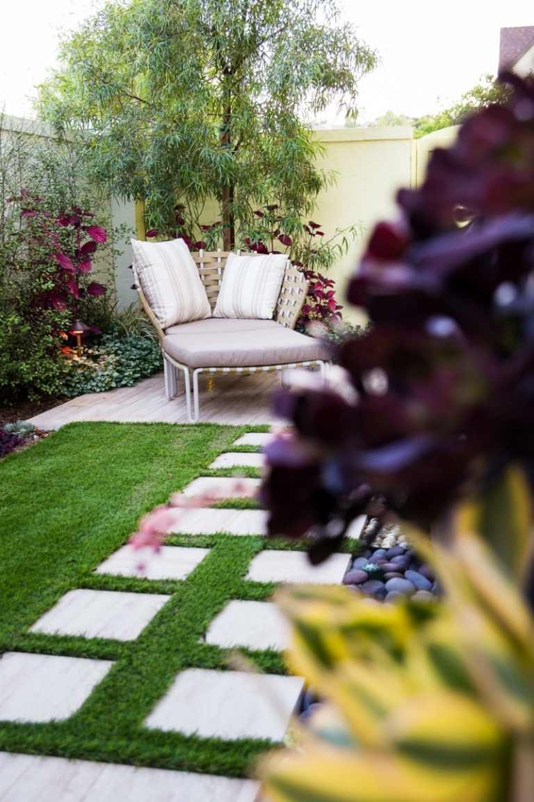 jardim-ideias-para-lugares-favoritos-espreguiçadeira-ideia-azulejos-jardim-caminho-gramado-moderno