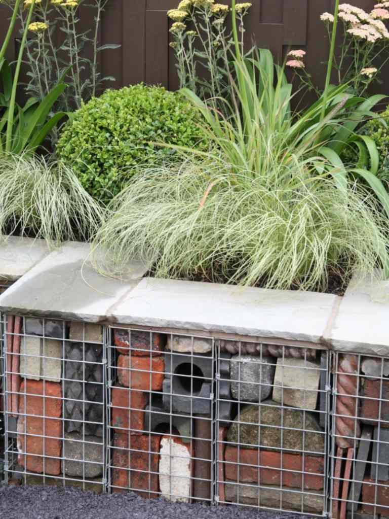 ideias de jardim com utensílios domésticos antigos parede pedra concreto ideia de banco de gabião