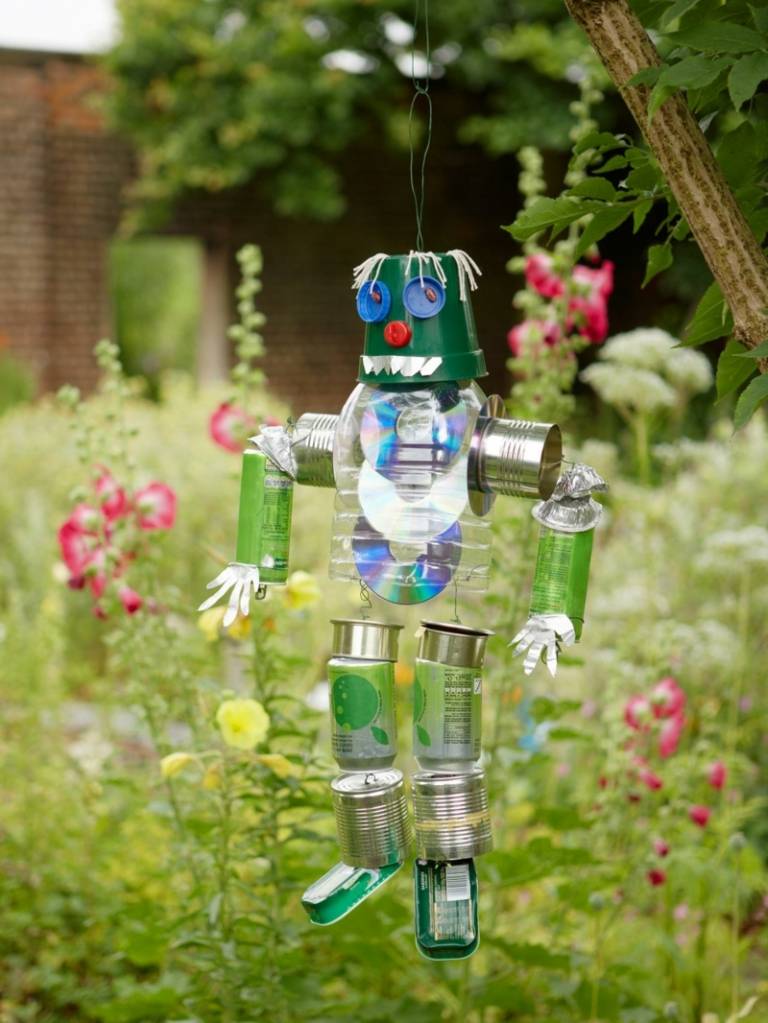 ideias de jardim com latas de utensílios domésticos antigos buechsen figura masculina pendurada panela