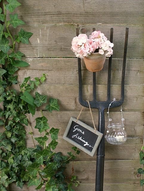 ideias de jardim coisas velhas sinal de decoração de jardim de ivy