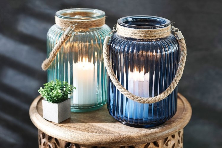 lanternas de jardim-velas-vidro-azul-corda-pequena-planta-decoração-mesa de madeira