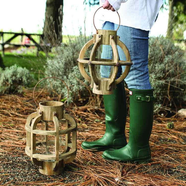 lanternas de jardim-velas-madeira-grande-humano-botas de borracha-verde-floresta-caminhada