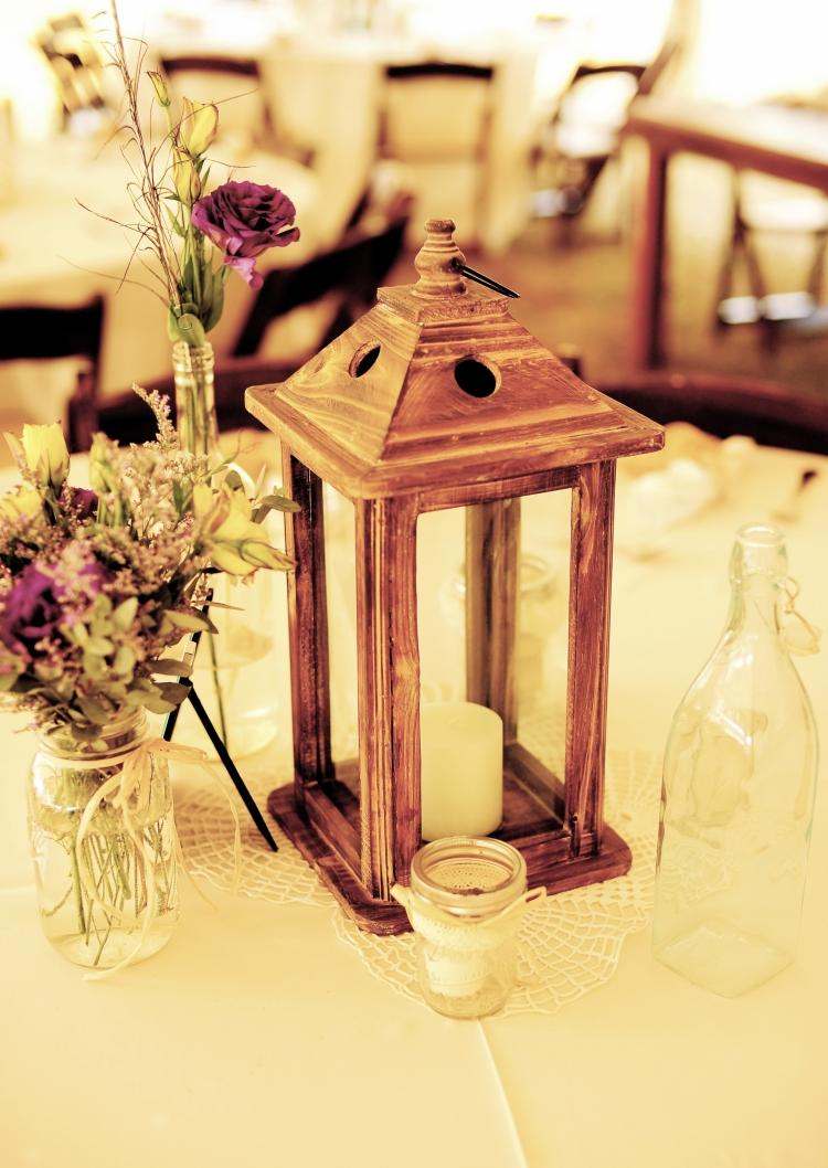 lanternas de jardim-velas-madeira-mesa-festa de casamento-decoração-rústica-flor de renda