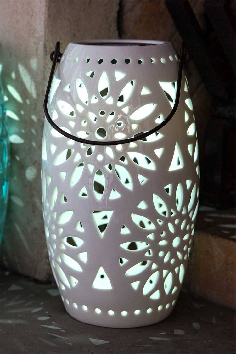 lanternas de jardim-velas-cerâmica-branco-colocar-pendurar-flores-flores-filigrana-lindas