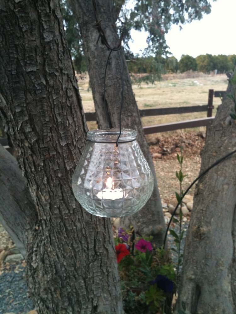 lanternas de jardim-velas-vidro-padrão-estranho-arame-pendurado-árvore-fora