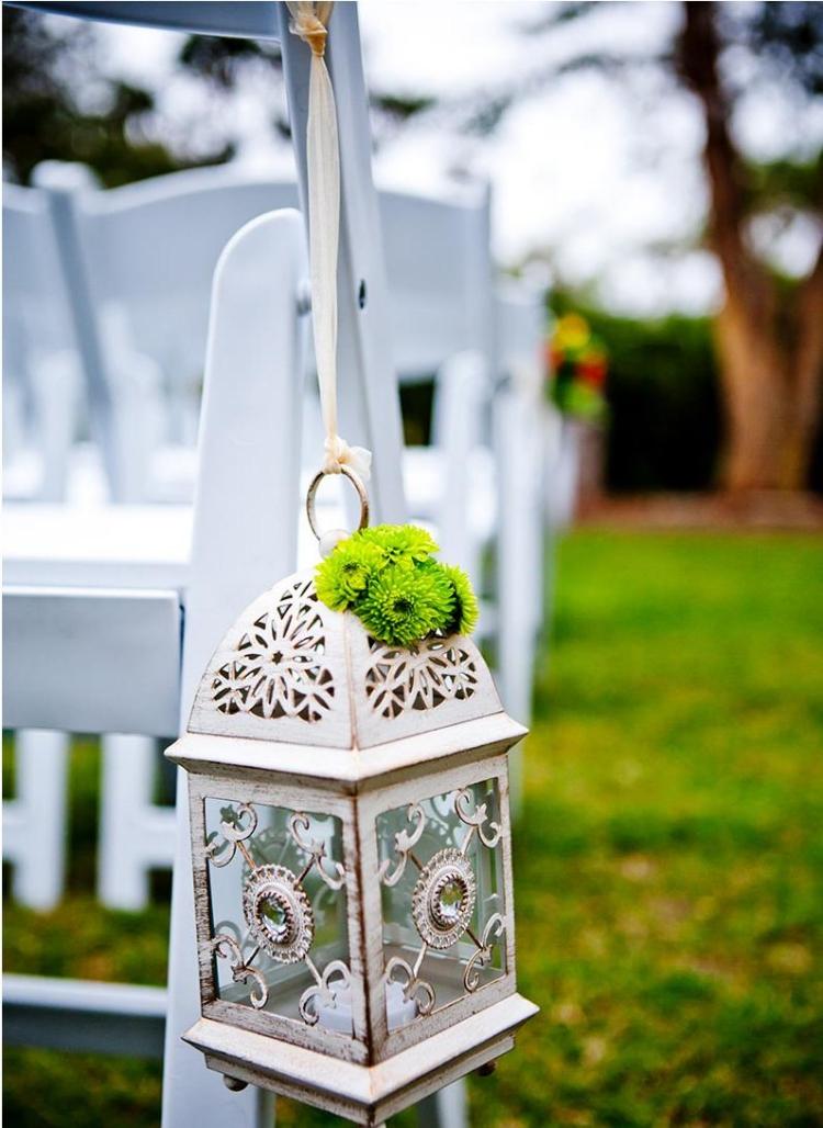 lanternas de jardim-velas-branco-metal-cadeira suspensa-festa no jardim-festa de casamento