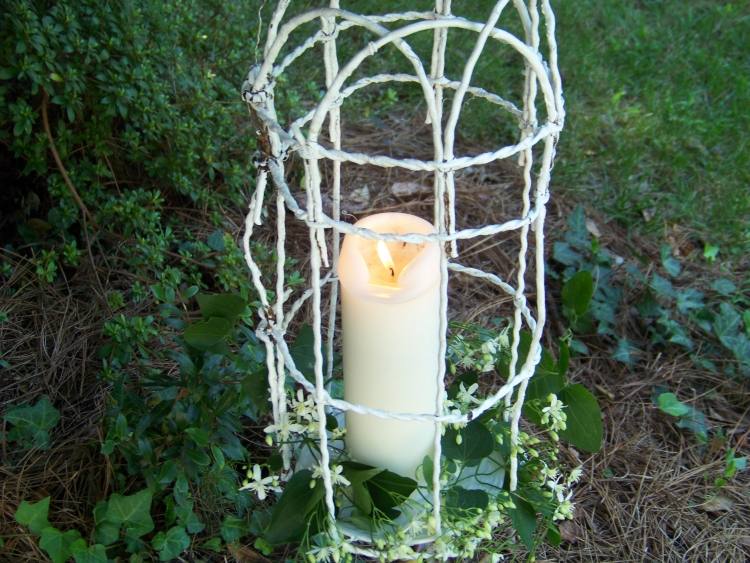 lanternas de jardim-velas-arame-branco-plantas-hera-arbustos-flores silvestres