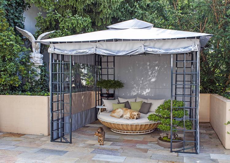 construir um jardim-caramanchão-metal-preto-tecido-cobrindo-dia-cama-lounge