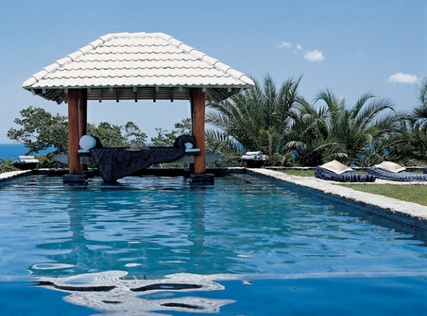 Mirante de madeira com jardim e piscina com proteção solar