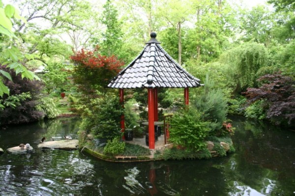 pequeno pavilhão aberto com jardim Feng Shui