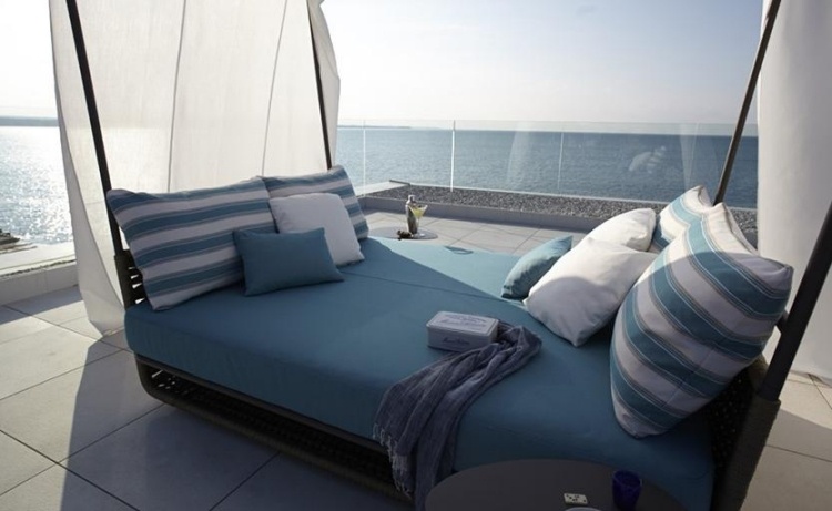 lounge-jardim-móveis-espreguiçadeira-proteção solar-almofadas