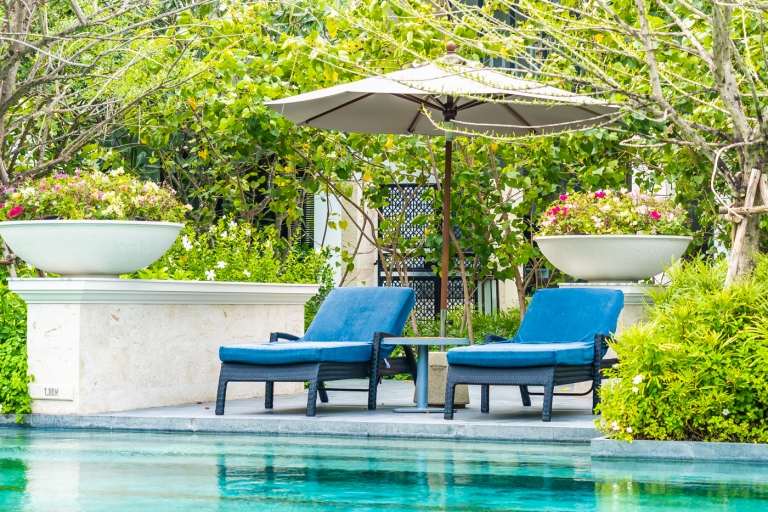 Tendências em móveis de jardim Espreguiçadeiras junto à piscina, terraço com design em estilo de casa de campo mediterrânea