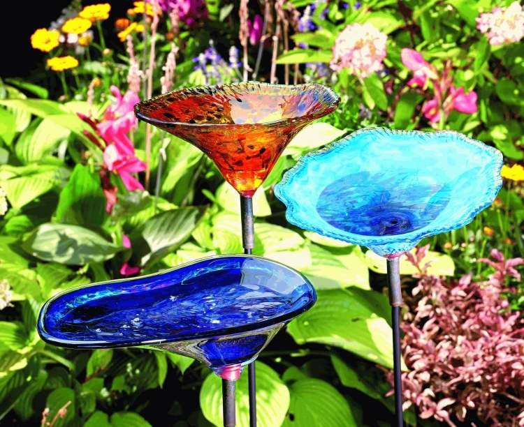 Plugue-faça-você-mesmo-vidro-bolhas-azul-laranja-artístico-cheio de água no jardim