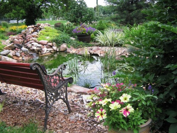 Criando um banco de ideias para lago de jardim, estrutura de metal, vaso de terracota para flores
