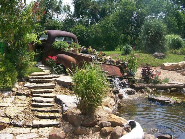 Antiga carruagem usada como cascata-jardim lagoa desenho jardim aquático
