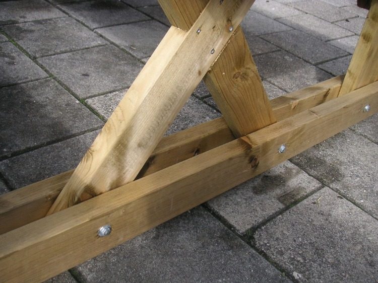 Prenda a mesa de ripas de madeira para jardim com parafusos e parafusos