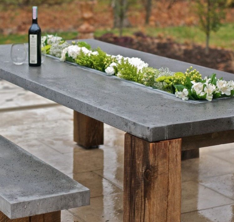 mesa de jardim estilosa de concreto diy com flores no meio e pernas de madeira