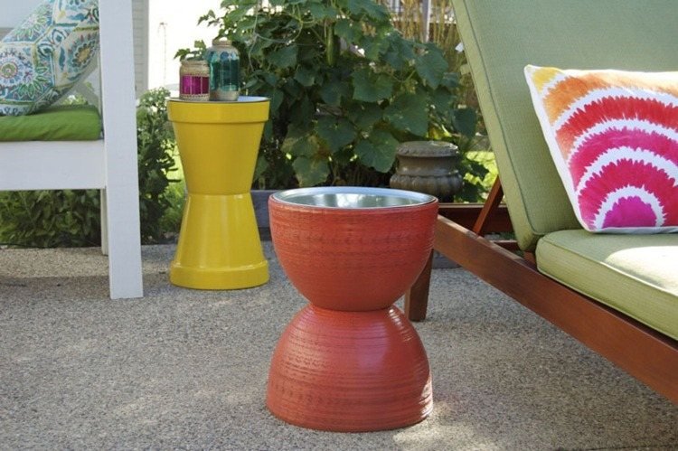 Faça uma mesa lateral com vasos de plantas com um tampo de vidro como tampo da mesa