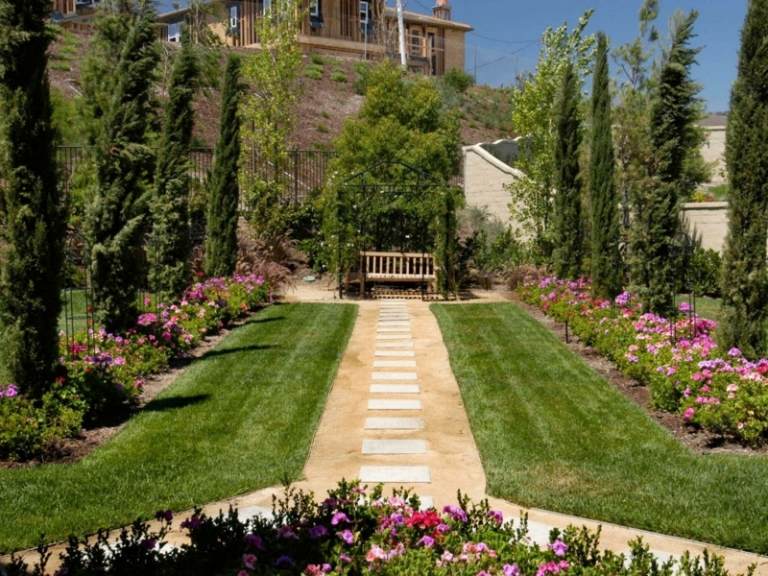 caminho de jardim criar banco de gramado simétrico com flores perenes