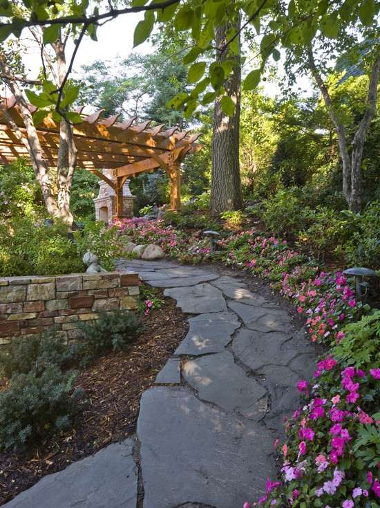 Os caminhos do jardim são projetados em estilo country pérgula caminho do jardim de pedras coberto de mato