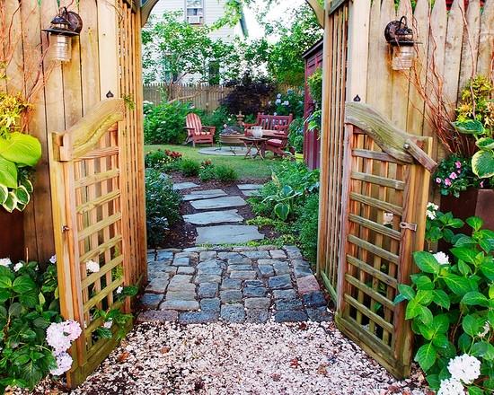 Cerca de portão de madeira no estilo de casa de campo com ideias de jardim crie caminhos de design de pedras