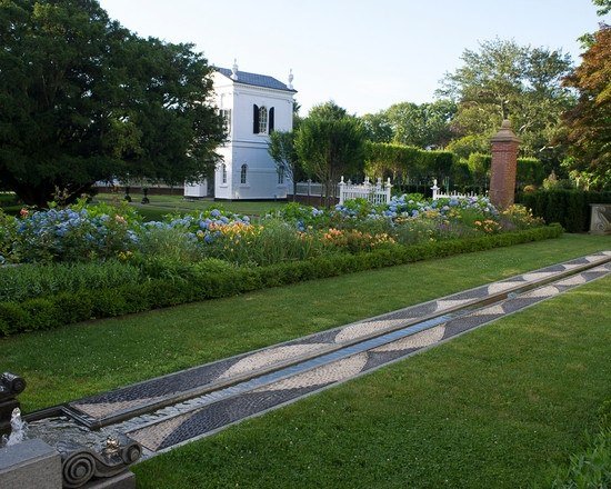 decoração de caminho de jardim em linha reta e fonte de água de prado