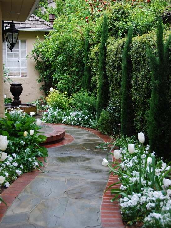 Jardim com caminhos de fonte, formas de materiais curvas