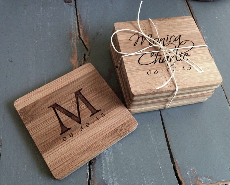 favores-casamento-personalizado-porta-copos-gravura em madeira